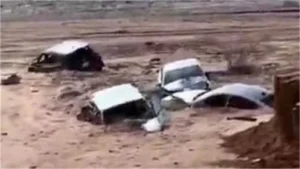 أمطار جدة الغزيرة تعطل الحركة وتحتجز السيارات على الطرق الرئيسة